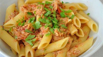 وصفة سريعة لعمل المكرونة بالتونة والخضروات على إفطار رمضان 2024