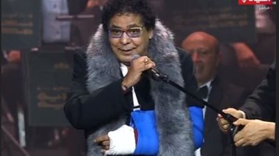 أول تعليق لـ محمد منير بعد ظهوره بذراع مكسور