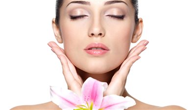 فوائد ماء الورد للبشرة وكيفية استخدامه