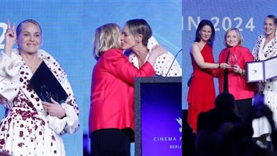 وصلة مزاح بين هيلاري كلينتون وشارون ستون في مهرجان برلين السينمائي