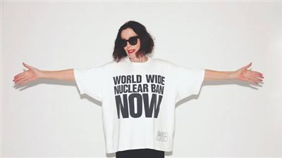 مصممة أزياء شهيرة ترمي وسام الملكة إليزابيث في سلة المهملات (صور)