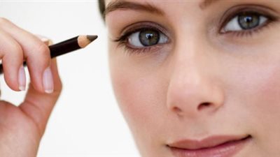  تفسير حلم وضع الكحل في المنام للعزباء والمتزوجة