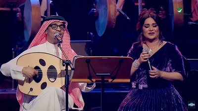 نوال الكويتية تثير الجدل يسبب «بوسة» ابن رابح صقر (صور)