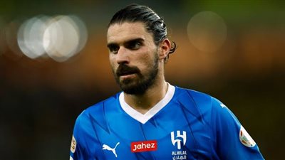 خطيبة روبن نيفيز تخطف الأنظار بجمالها في مدرجات الدوري السعودي (صور)