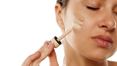 طريقة عمل كريم أساس للوجه في المنزل بمكونات طبيعية