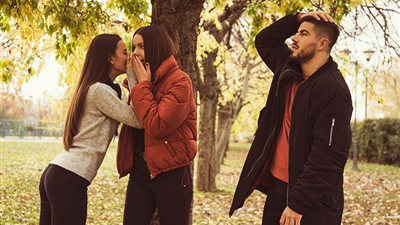4 نصائح ذهبية لحماية حياتك الزوجية من تدخل الأصدقاء