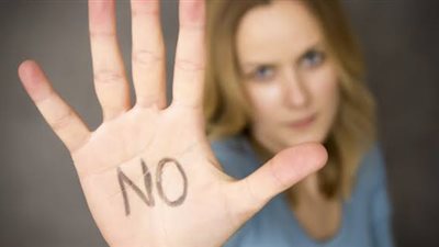كيف أقول كلمة «لا» بدون تجريح أو كسوف؟ الإجابة من السوشيال ميديا