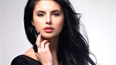 وصفات طبيعية لصبغ الشعر باللون الأسود في المنزل