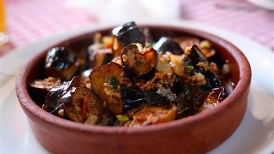 طريقة تحضير طاجن المسقعة بالصنوبر في مطبخك