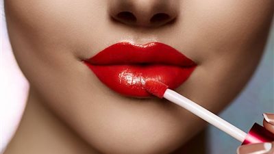 هل أحمر الشفاه في نهار رمضان يفسد الصيام؟ «الإفتاء تُجيب»