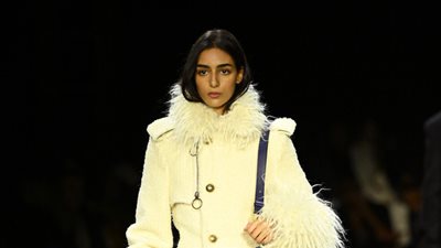 المغربية نورا عتال تهيمن على إطلالات أسبوع الموضة في باريس 2024 (صور)