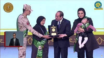 السيسي يحتفل مع أطفال الأبطال في يوم الشهيد 2024 (صور)