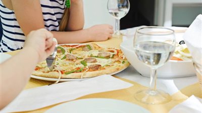 تفسير حلم أكل البيتزا في المنام للعزباء والمتزوجة