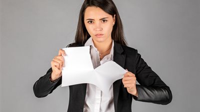 تفسير حلم تمزيق الورق في المنام وعلاقته بتجاوز الأزمات 