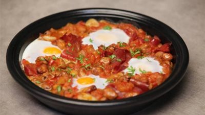 طريقة عمل الفول بالبسطرمة والبيض لسحور مختلف في رمضان 2024