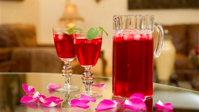 تفسير حلم الشربات في المنام «بشرى سارة للعزباء والمتزوجة»