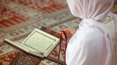 تفسير حلم قراءة سورة القدر في المنام للعزباء والمتزوجة والحامل