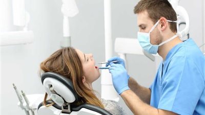 تفسير حلم دكتور الأسنان في المنام للعزباء والمتزوجة