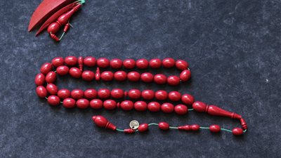 تفسير رؤية السبحة في المنام للعزباء والمتزوجة والحامل