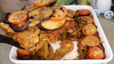 طريقة عمل صينية اللحم المفروم بالبطاطس والباذنجان في مطبخك