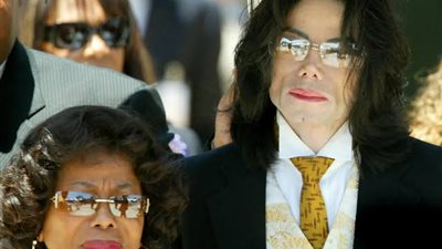 صراع قضائي بين والدة مايكل جاكسون وحفيدها بسبب تركة ملك البوب 