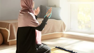 تفسير حلم صلاة العشاء في المنام للعزباء والمتزوجة والحامل