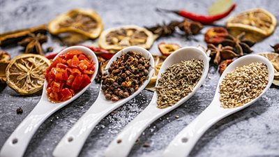 6 أعشاب احرصي على إضافتها لطعامك في رمضان