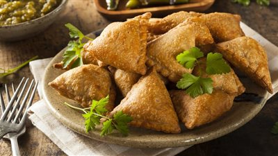 طريقة عمل السمبوسك بحشوة الجبنة والزيتون على سفرة رمضان 2024 