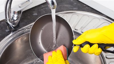 طريقة تنظيف طاسة القلي المحروقة بخطوات سهلة وبسيطة