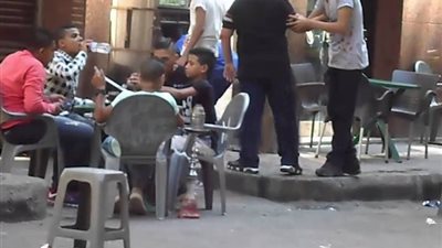 القبض على صاحب مقهى يقدم شيشة للأطفال في القاهرة