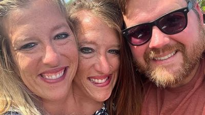 التوأم الملتصق «آبي وبريتاني» يثيران الجدل بزواجهما من رجل واحد