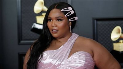 المغنية ليزو تعلن إستقالتها بسبب التنمر على وزنها: العالم لا يريدني