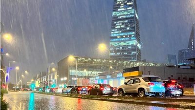 الآن.. أمطار غزيرة مصحوبة بأصوات الرعد والبرق على مدينة الرياض بالسعودية