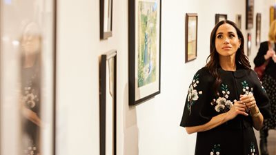 ميجان ماركل تتألق في ظهورها الأخير بإطلالة الزهور مع الأمير هاري (صور) 