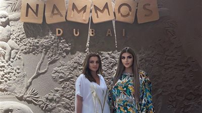 الشيخة مهرة آل المكتوم تستعرض حملها في كأس دبي بإطلالة وردية