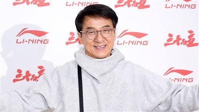 جاكي شان يثير قلق جمهوره في عيد ميلاده السبعين 