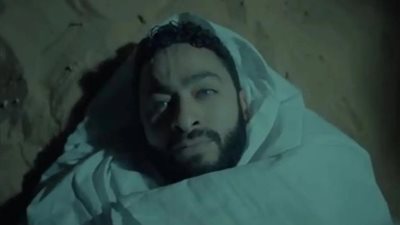 حمادة هلال يحتفل مع زوجته بنهاية المداح أسطورة العودة (صور) 