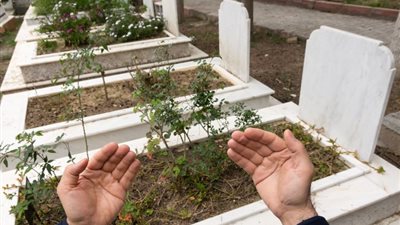 هل زيارة المقابر في العيد حرام؟  «الإفتاء تُجيب»