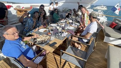 نجيب ساويرس يستمتع بالأجواء الصيفية رفقة محمد رمضان وأبو هشيمة (فيديو)