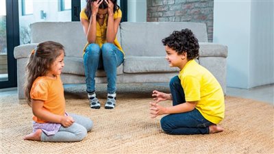 4 أخطاء تعزز مشاعر الغيرة بين أبنائك (إنفوجراف)  