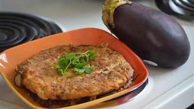  لو محتارة في فطار ..طريقة عمل عجة الباذنجان المقلية 