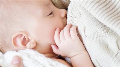 4 أضرار خطيرة لإرضاع طفلك أثناء النوم.. احذريها