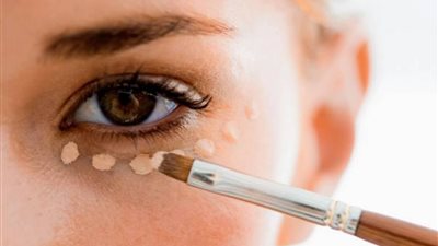 أفضل 5 أنواع كونسيلر للهالات السوداء ( صور)