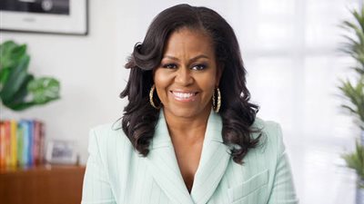 ميشيل أوباما تتنكر بشكل مضحك لتوقيع كتابها الجديد 