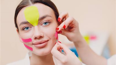  شريط لاصق الوجه هل يقضي بالفعل على التجاعيد أم تريند؟