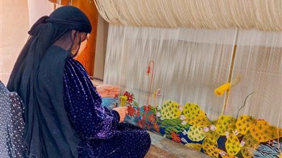 سيدات قرية الحرانية.. أنامل ذهبية تعزف على خيوط السجاد اليدوي
