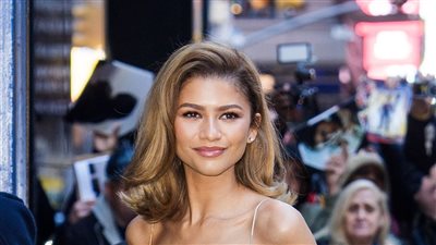 زيندايا ترحب بالربيع بإطلالة كلاسيكية ساحرة من الأزهار (صور) 