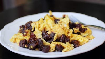 للإفطار | طريقة عمل البيض بالعجوة 