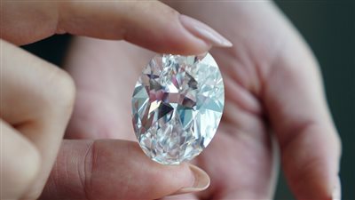 تفسير رؤية الأحجار الكريمة في المنام للعزباء والمتزوجة