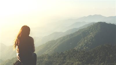 تفسير حلم تسلق الجبل في المنام للعزباء والمتزوجة